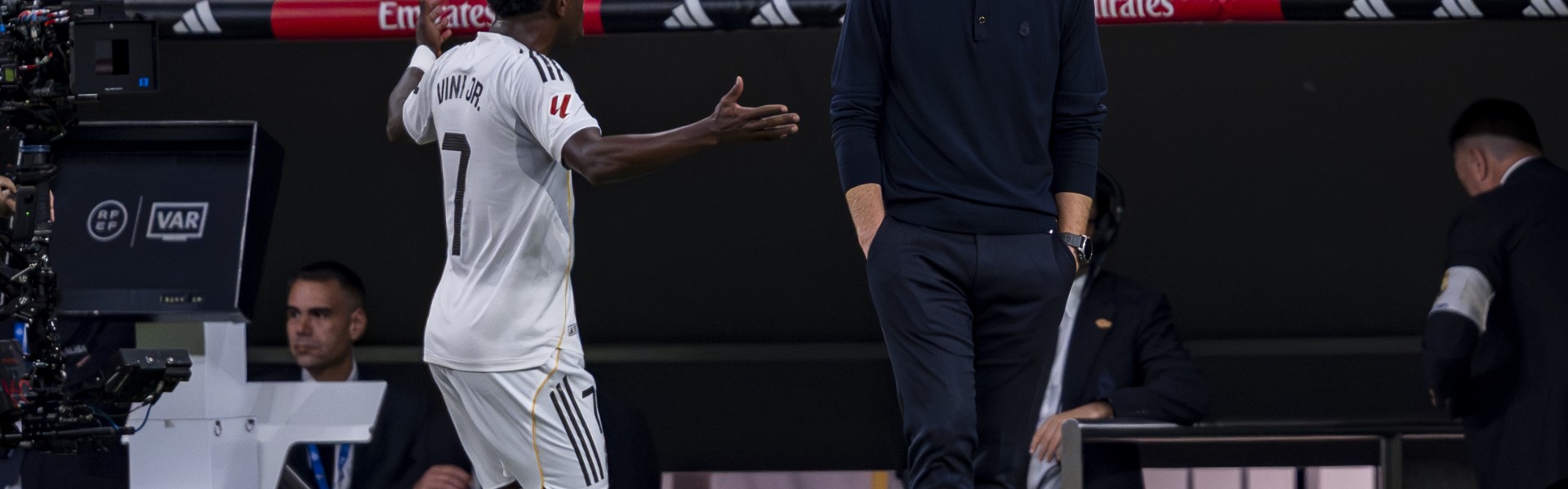 阿斯：维尼修斯续约谈判即将重启，若非阿隆索下课他本想离队