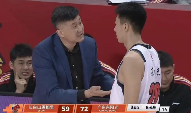 广东男篮21分大胜，奎因42+7+8打出个人秀，焦伯乔伤退姜伟泽27分